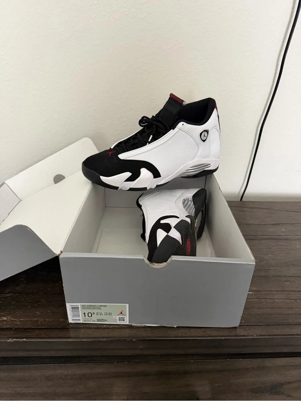 Jordan Men's White and Black Retro Basketball Sneakers